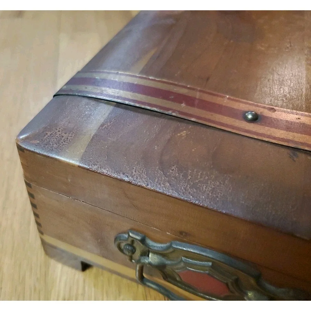 Distressed Vintage Cedar‎ Box Treasure Chest Hinged Lid Mirror Footed Lockable